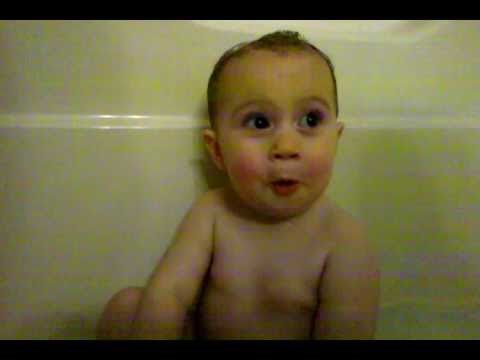 Upitali su bebu voli li svoje roditelje, a njezin ih je odgovor nasmijao do suza