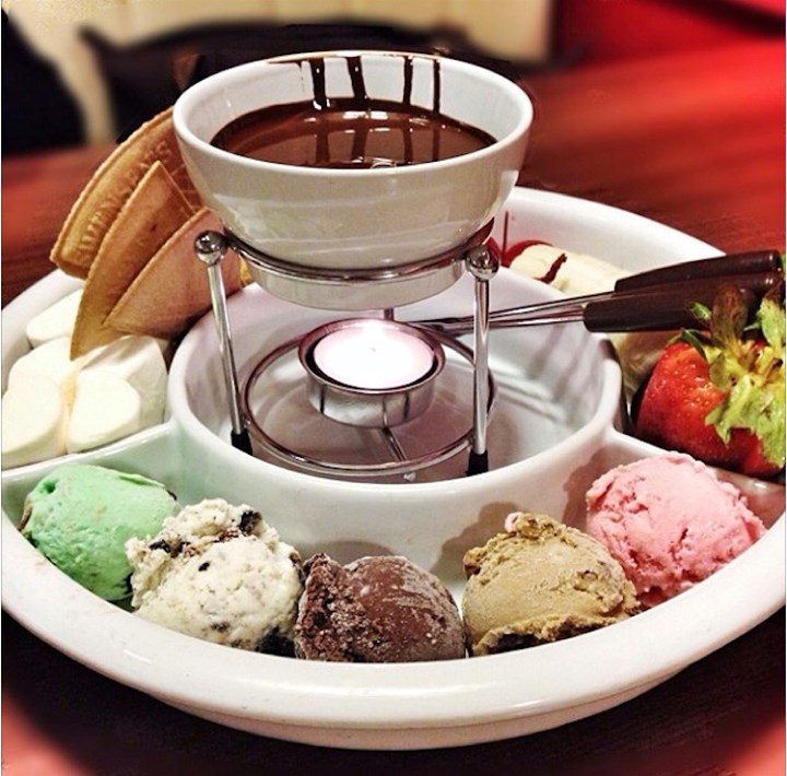 Mirisni čokoladni fondue sa sladoledom i jagodama