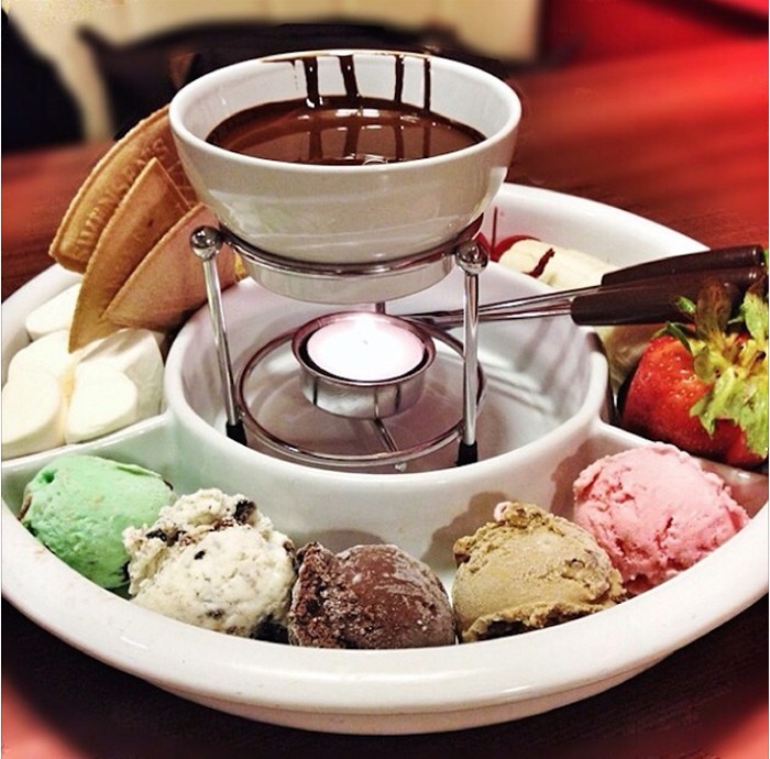 Mirisni čokoladni fondue sa sladoledom i jagodama