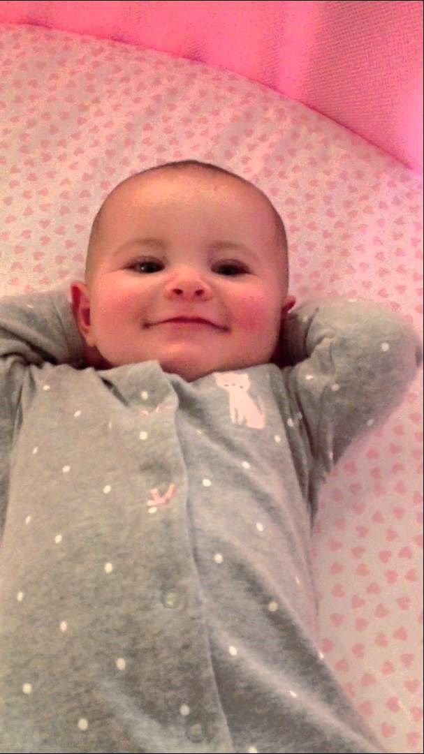 Preslatka beba se probudila i leži u zanimljivoj pozi