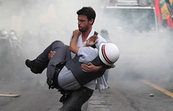 Prosvjednik pomaže ozlijeđenom policajcu: Sao Paulo