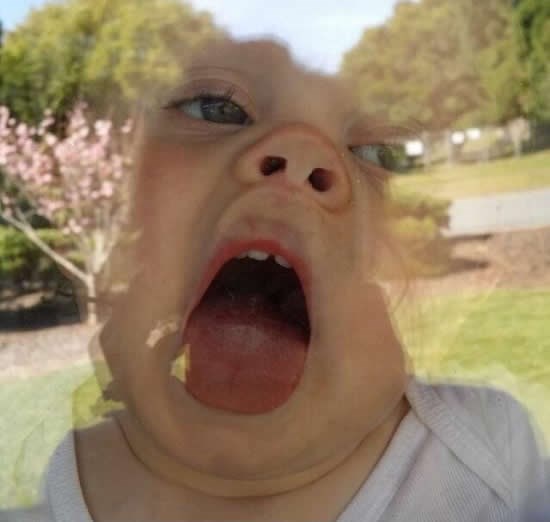 Beba otkrila staklo i čezne za prirodom