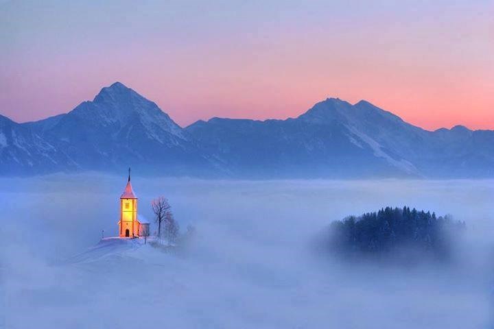 Slovenija: Crkvica u moru oblaka