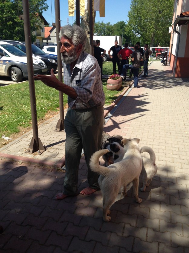 Djedica spasio sebe i pse, ali u strci zaboravio cipele :)