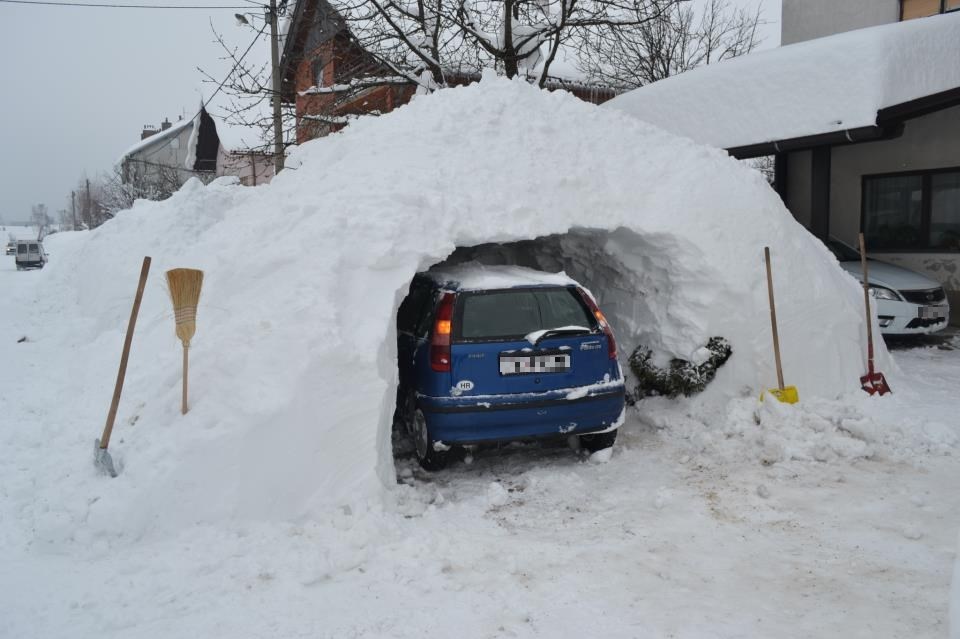Zimske garaže u Gorskom kotaru