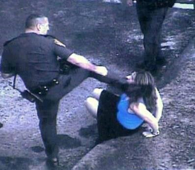 "Hrabri" policajac na srušenu i vezanu ženu nogom u glavu