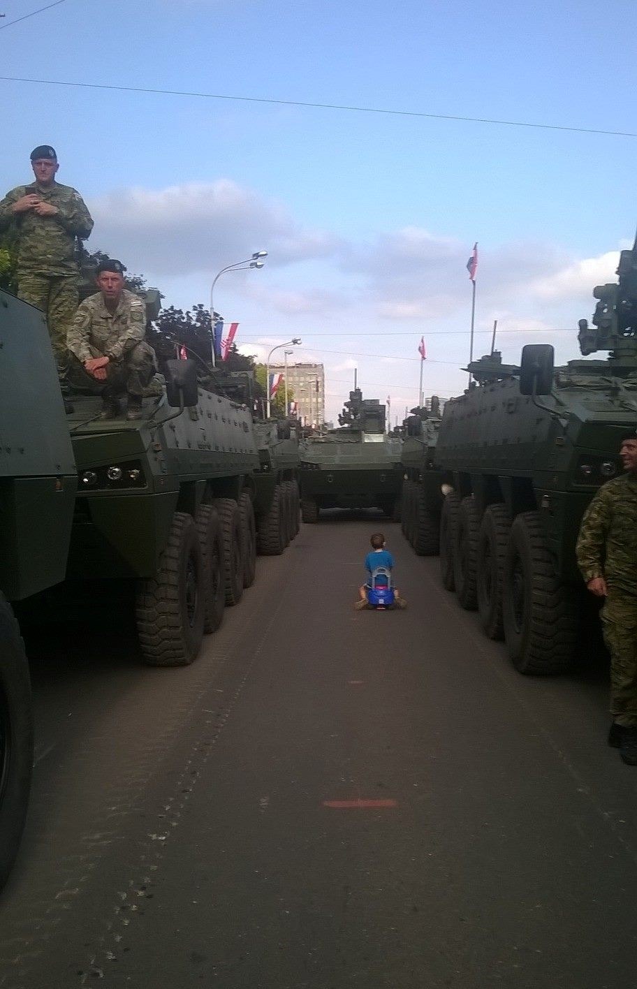 BRRRM! Hrabri malac vojnicima pokazao što voze pravi ratnici!