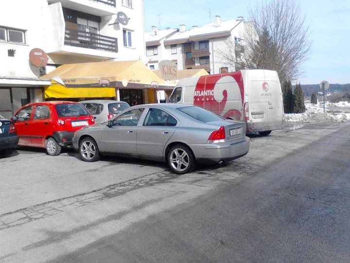 A sigurno se smije ženama da loše parkiraju..