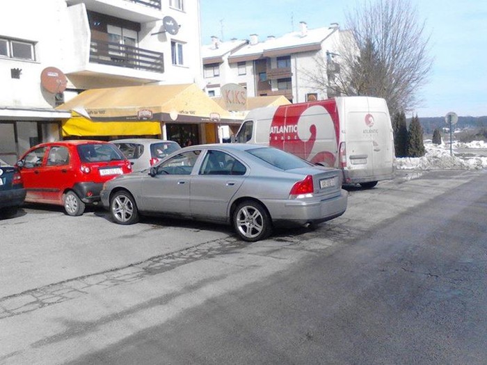 A sigurno se smije ženama da loše parkiraju..