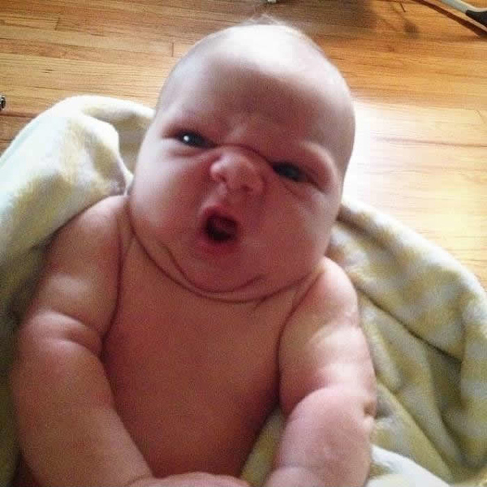 Beba se bahati zbog rođenja