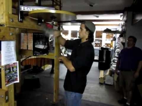 Nevjerojatna sposobnost ovog čovjeka natjerala je ljude da ostave sve i gledaju u njega