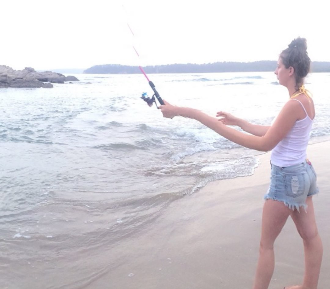 Žena široke ruke snimljena na pecanju