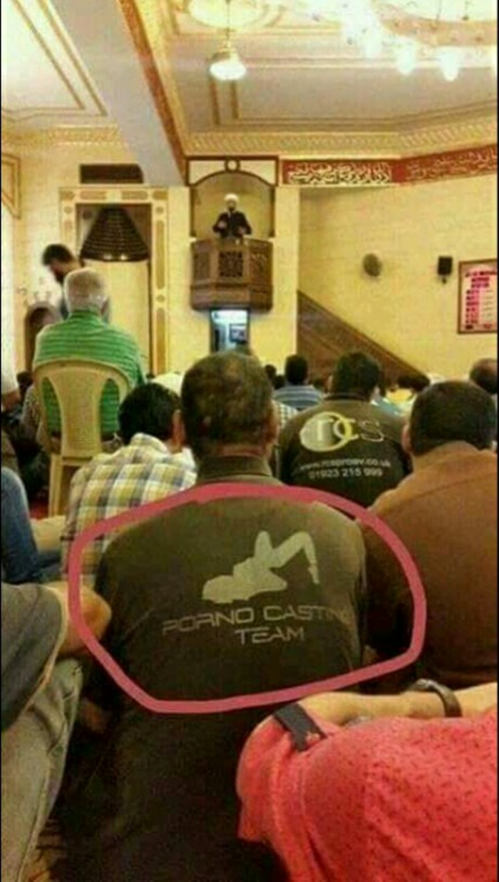 Muškarac je ostale vjernike šokirao majicom u kojoj se pojavio u džamiji