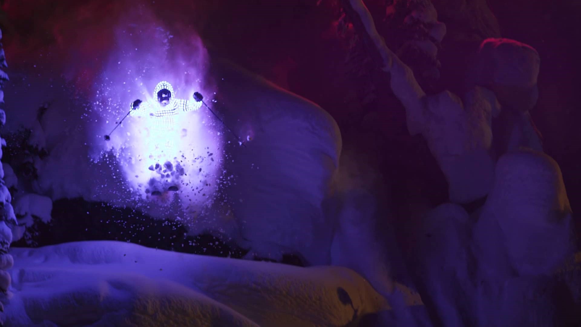 Dvojica muškaraca odjevenih u svjetleća odijela odlučili su skijati noću, a ono što su snimili je čarobno