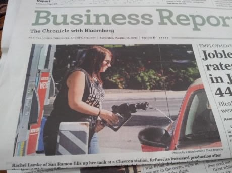 Vozačica tanka auto kao da zalijeva cvijeće