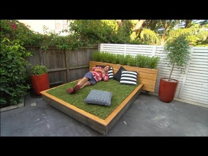 VIDEO: Napravio je krevet u dvorištu, ali kad vidite što je upotrijebio kao madrac...