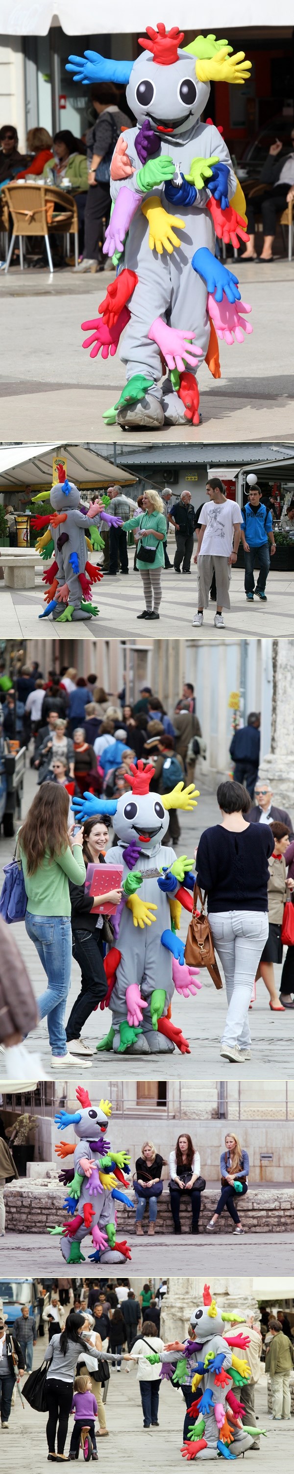 Simpa maskota pozdravljala i grlila prolaznike