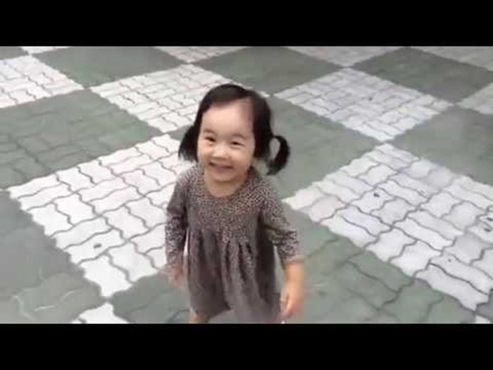 VIDEO Malena djevojčica je bila jako ljuta na roditelje, ali su joj njene čudne cipelice brzo popravile raspoloženje