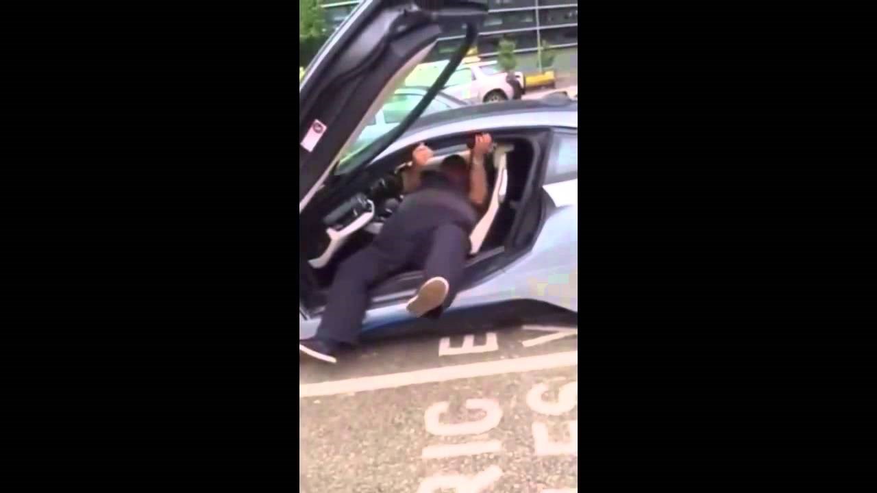 Čovjek-škemba kupio skupi BMW, ne može izaći zbog debljine!