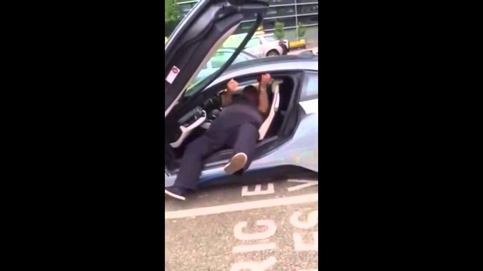 Čovjek-škemba kupio skupi BMW, ne može izaći zbog debljine!