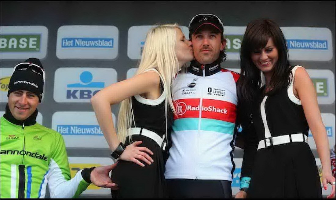 Ljubomorni drugoplasirani šlatao hostesu