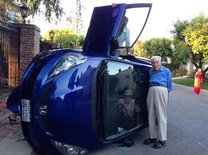 Baka skršila auto, pa spremno pozirala