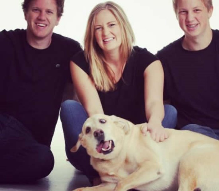 Što je obiteljski portret bez dragog blentavog psa :D