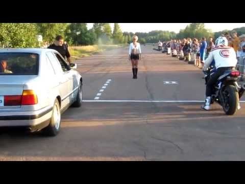 VIDEO: Ne bleji u bujnu hostesu dok se utrkuješ!