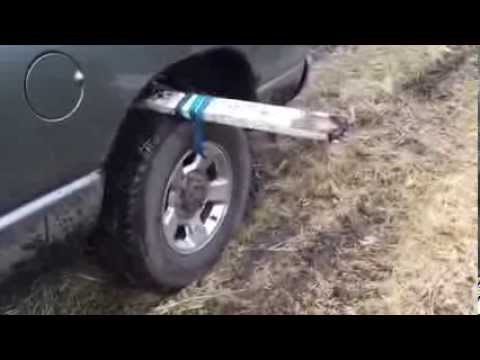 VIDEO: Kako izvući auto iz blata - ovo vas može spasiti