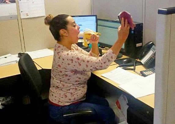 Žena vježba gutanje