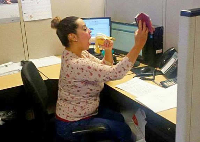 Žena vježba gutanje