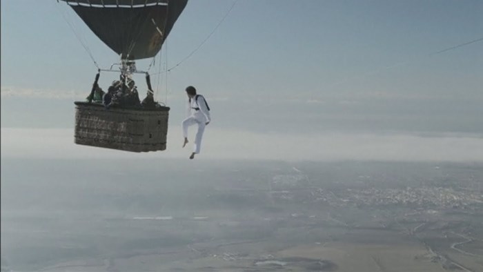 Pokušali su prehodati uže razapeto između dva balona na visini od 3000 metara