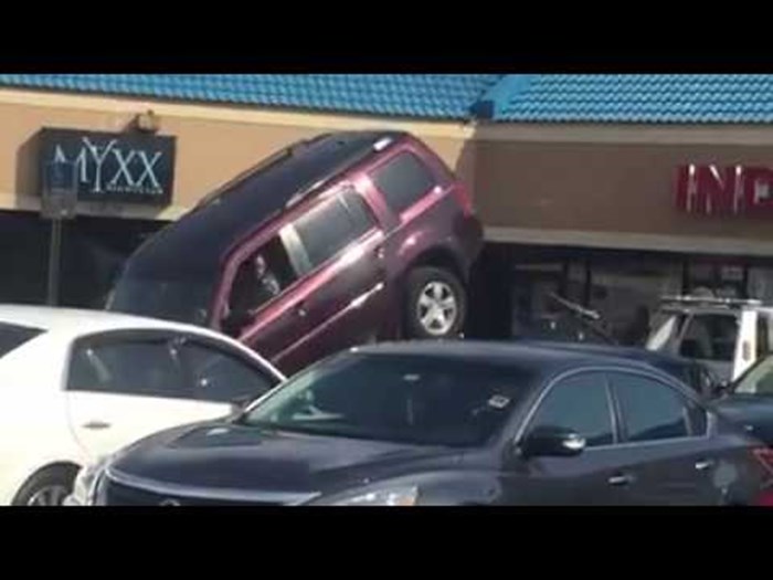 VIDEO: Luđak pokušava otkačiti auto s pauka