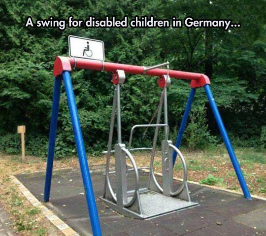 Pažljivi Nijemci postavili ljuljačku za klince u kolicima