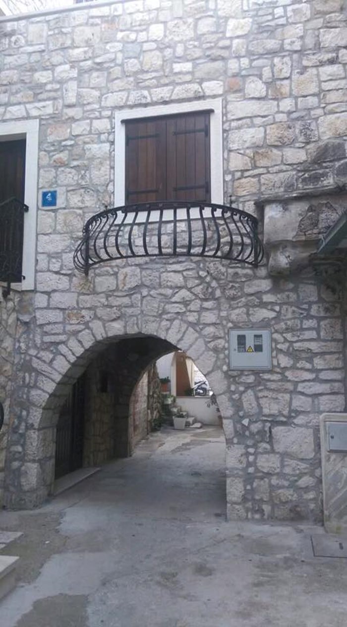 Dalmatinci postavili "samoubilački balkon" pa osim susjeda zbunili i društvene mreže