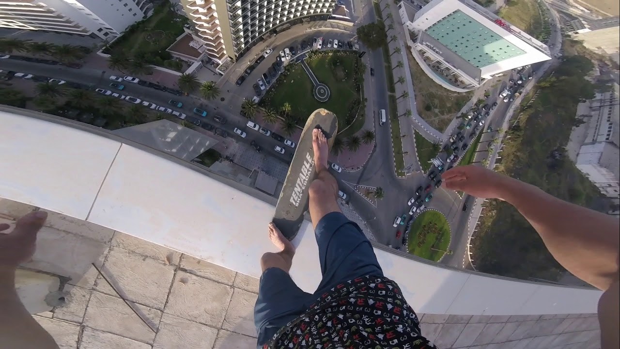 Upozoravamo vas, uhvatit će vas panika dok budete gledali ovaj ovu snimku s vrha nebodera!