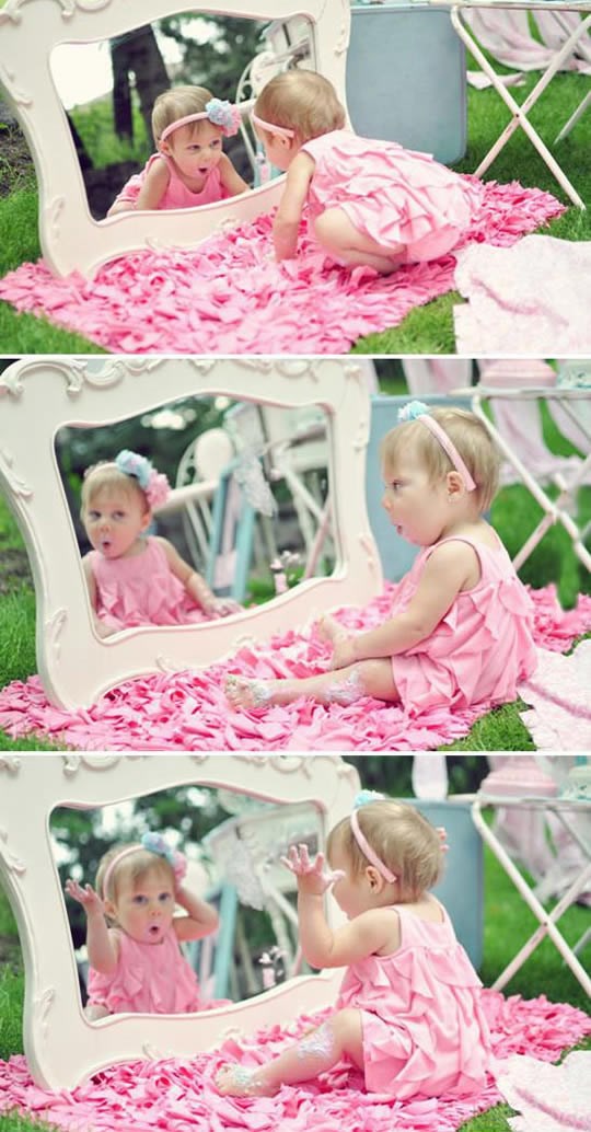 Curica oduševljena cvjetićem u kosi