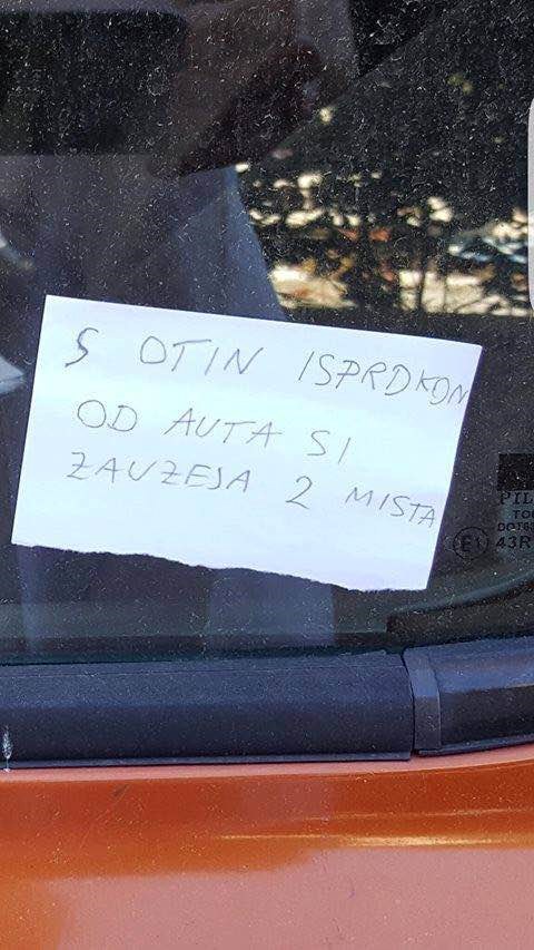 Izvrijeđali su mu auto nakon što se krivo parkirao