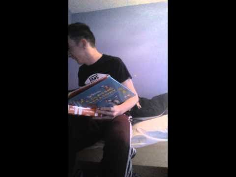 Mladić s Touretteom pokušava čitati dječju slikovnicu