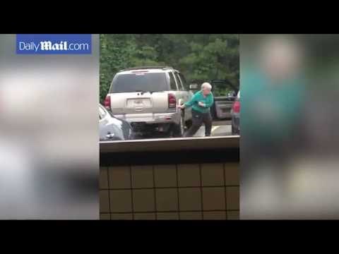 Nesvakidašnji prizor: Plakali su od smijeha kada su vidjeli ovu baku na parkiralištu!