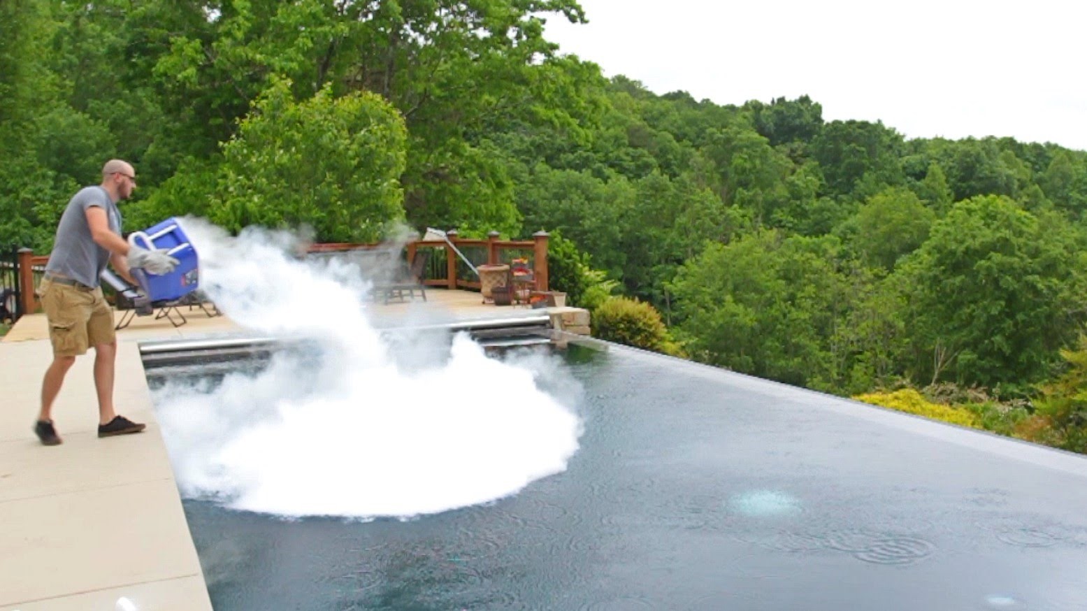 VIDEO: Istresao punu kantu leda u bazen, pogledajte što se događa!