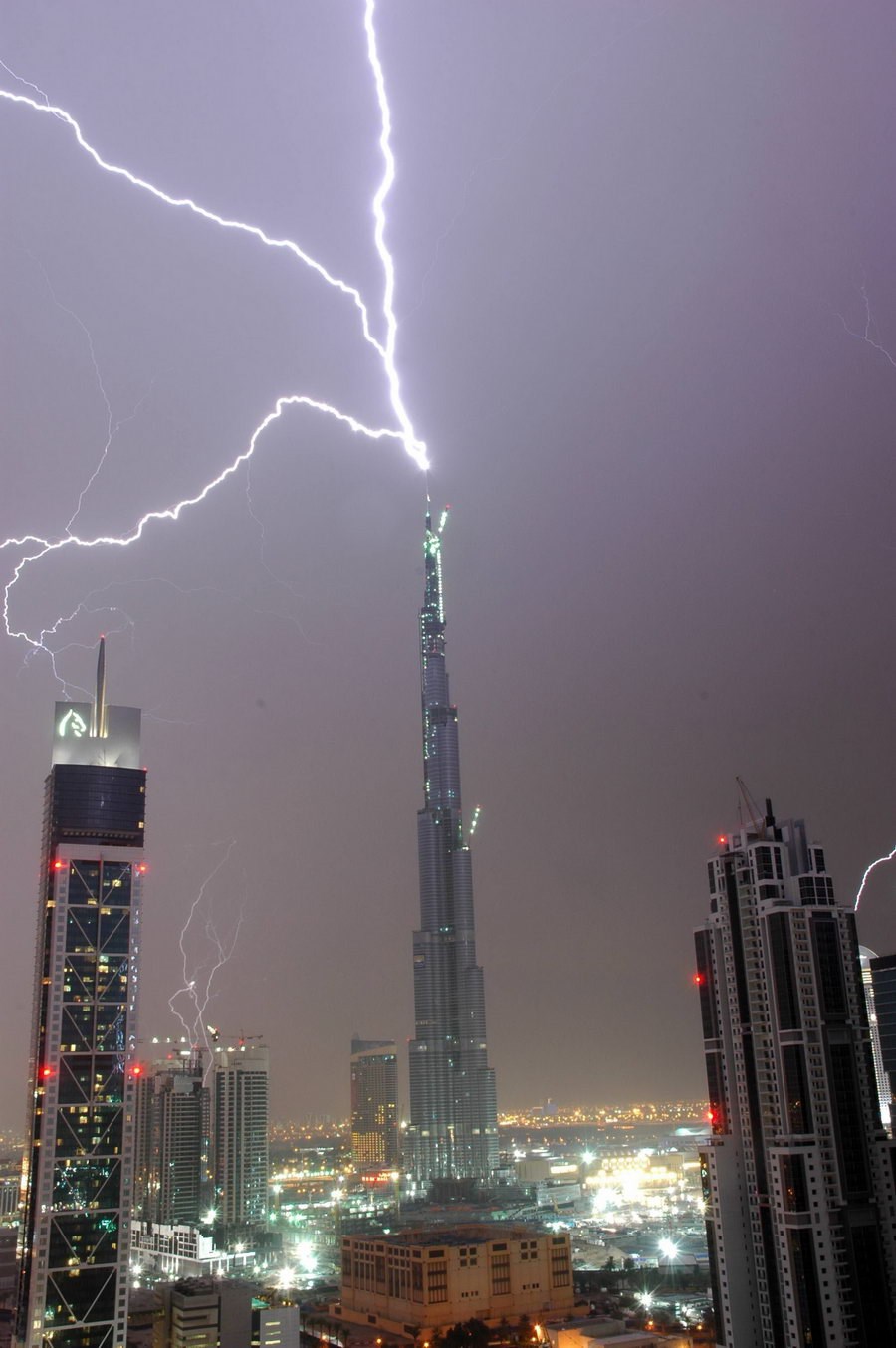 Gadna munja roknula u vrh Burj Khalife