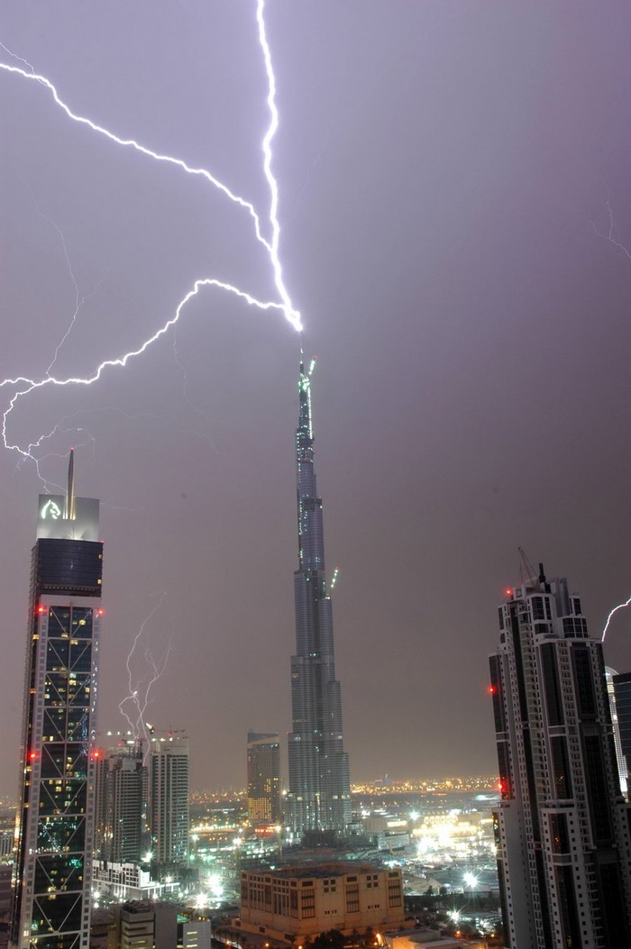 Gadna munja roknula u vrh Burj Khalife