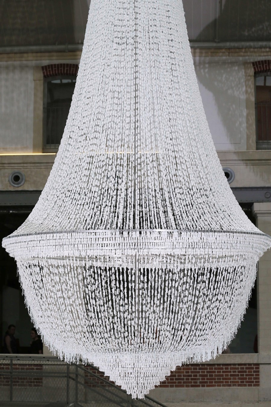 Napravila luster od tampona