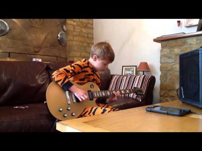 Video: Dječarac žeže blues da i gitara uživa!
