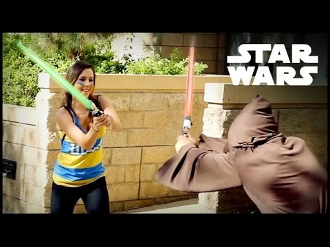 ŠTO BI STE VI UČINILI? Dobacio prolaznicima mač iz Star Warsa i započeo borbu