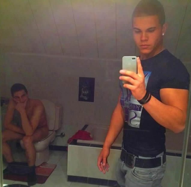 Nježni bilder i goli frend s WC-a: Cure, na koljena!