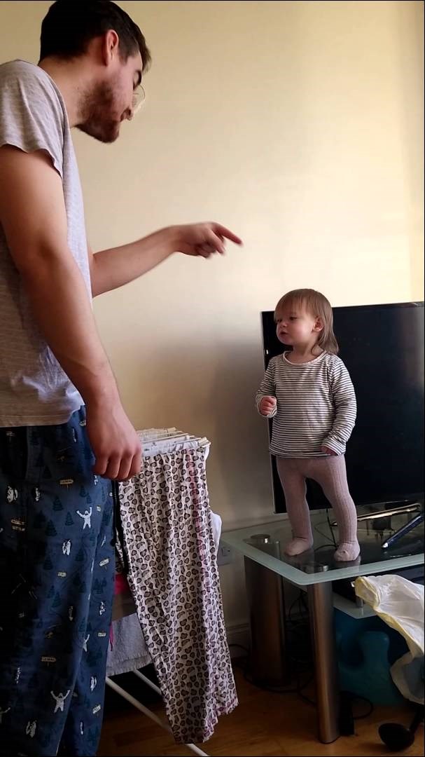 Neodoljiva svađa tate i kćerkice rastopit će vas u lokvu