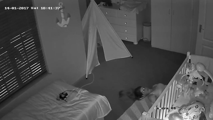 VIDEO Beba joj se stalno budila i plakala, evo kako je uspjela izaći iz dječje sobe!