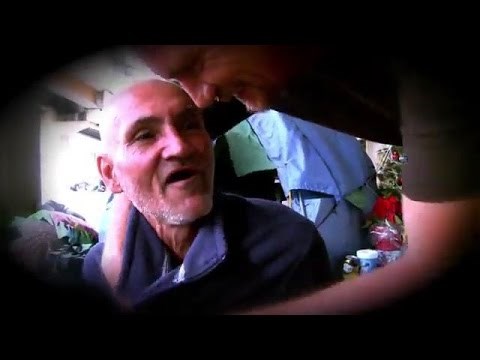 Beskućnik postavio skromno božićno drvce, policija mu ga došla uništiti, uslijedilo iznenađenje života